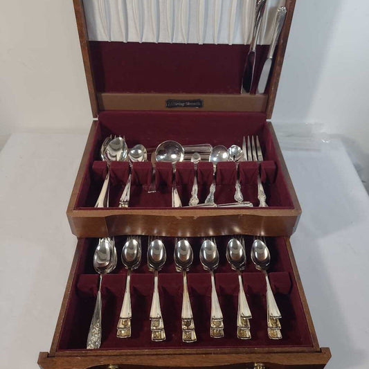 33pc 1847 ROGERS BROS. SILVERWARE & 7 EXTRAS IN BOX