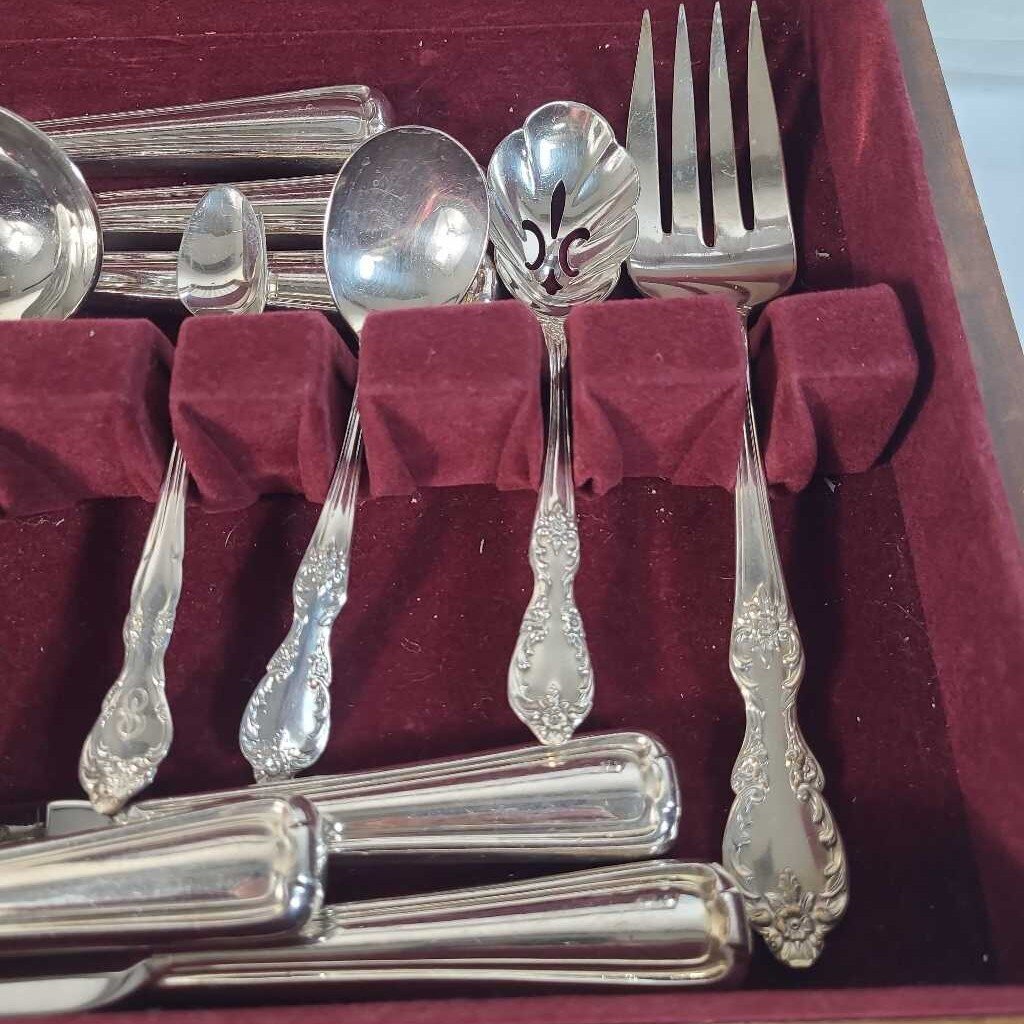 33pc 1847 ROGERS BROS. SILVERWARE & 7 EXTRAS IN BOX