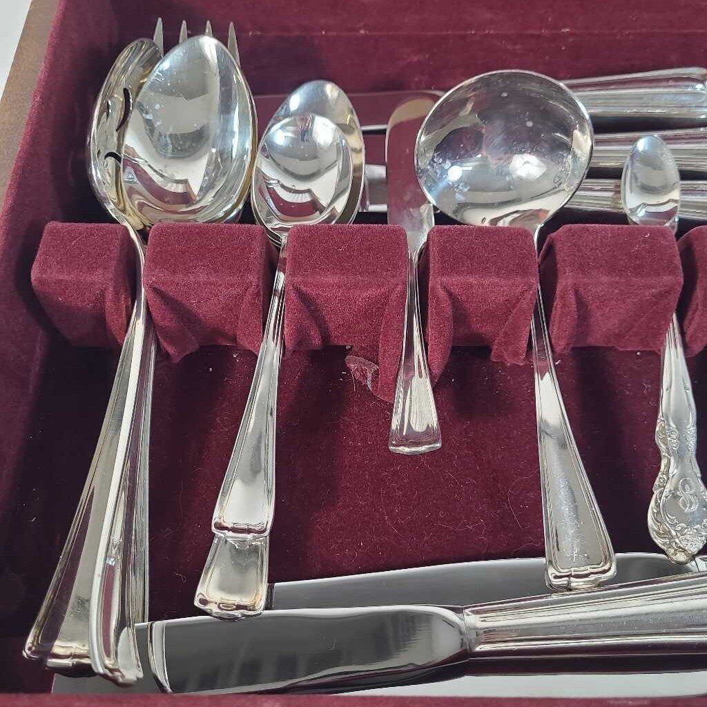 33pc 1847 ROGERS BROS. SILVERWARE & 7 EXTRAS IN BOX