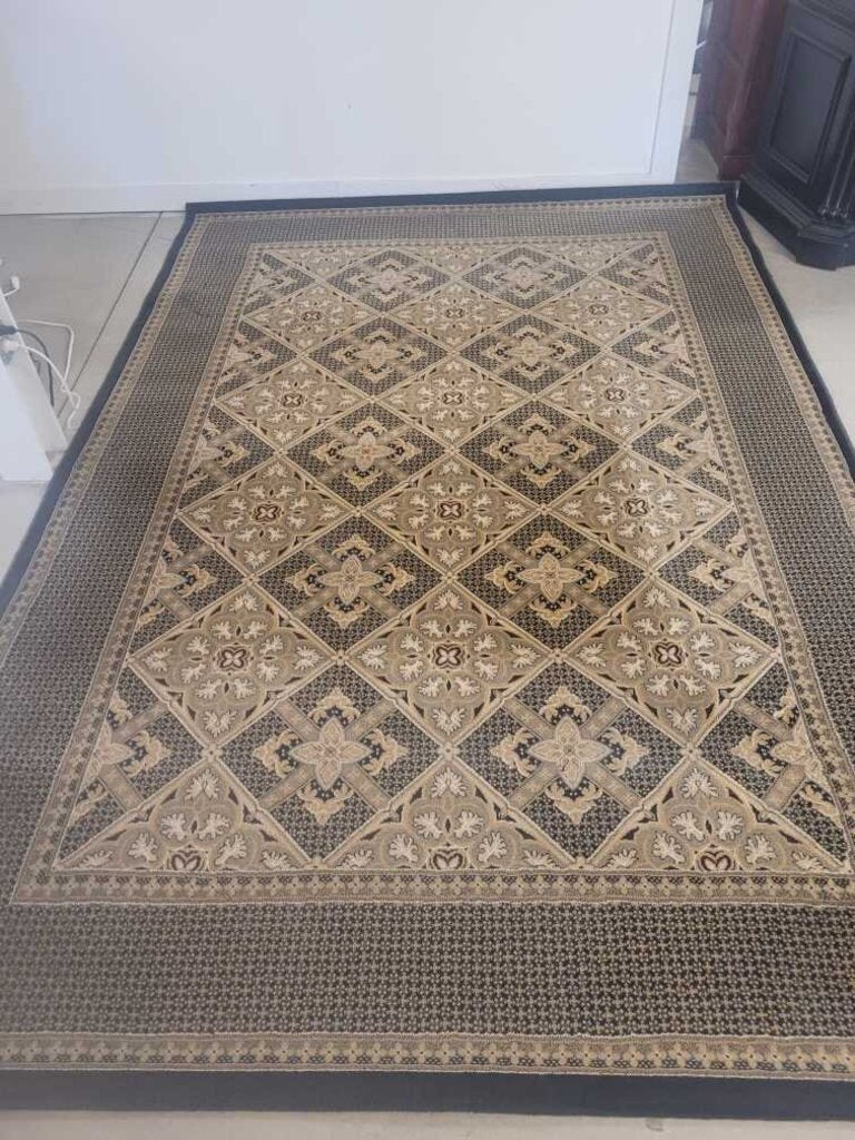 6'6" X 9'6" AREA RUG