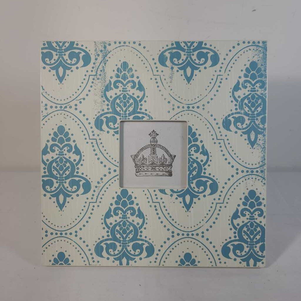 BLUE & WHITE PATTERNED PICTURE FRAME