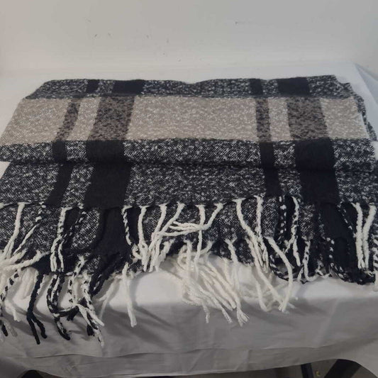 BLACK & WHITE THROW