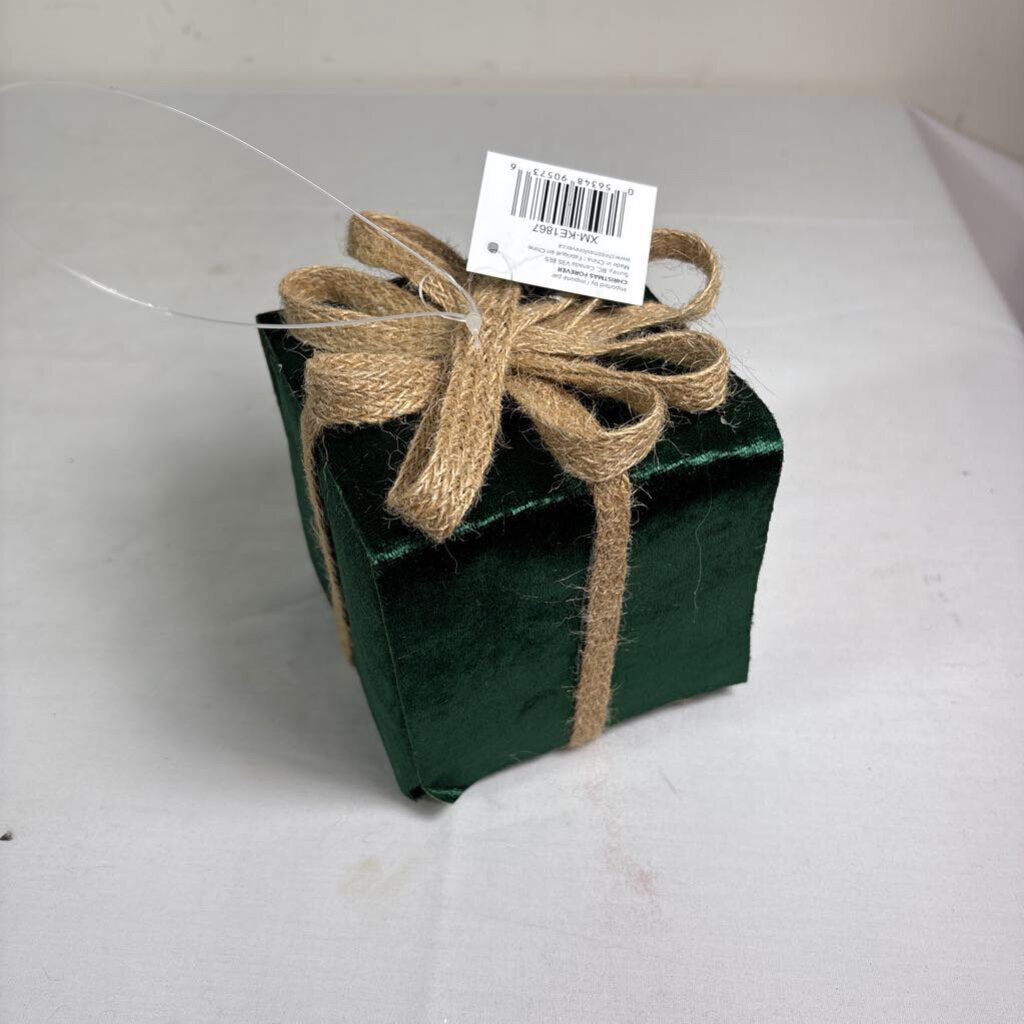 VELVET GIFT BOX ORNAMENT - EMERALD
