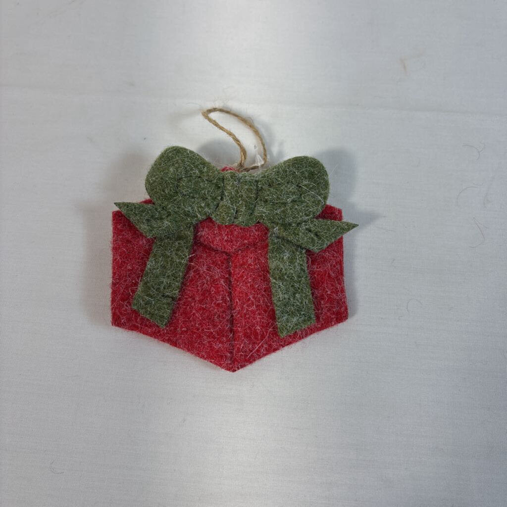 FELT GIFT BOX ORNAMENT - RED/BEIGE/GREEN
