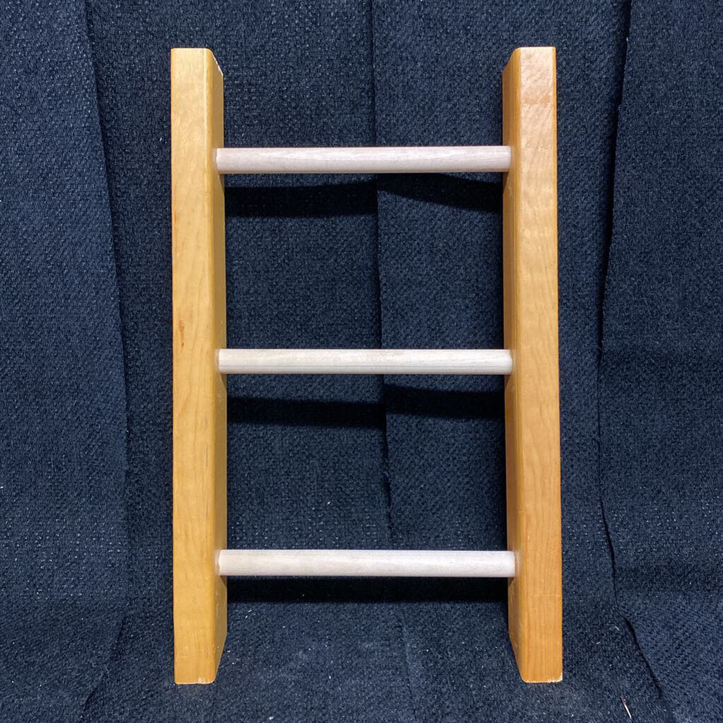 SOLID WOOD COUNTER LADDER